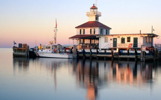 Boat pier building flag cityscape - side and a flag free wallpaper for desktop