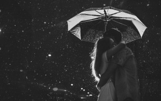 Couple kissing umbrella rain night - free rain wallpaper for desktop