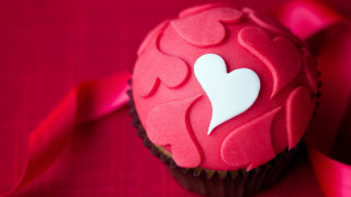 Cupcake heart red tablecloth pink - a red tablecloth free wallpaper
