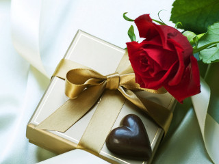 Rose chocolate hearts gift box - a rose free wallpaper