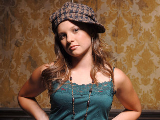 Woman hat necklace wallpaper background - young free wallpaper for desktop