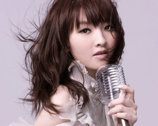 Woman microphone posing picture hair - a woman holding free wallpaper for desktop