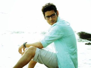 Man sitting rock ocean legs - his knee free wallpaper