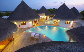 Resort pool thatched roof huts - the deck free wallpaper