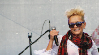 Woman scarf sunglasses singing microphone - her hand and a microphone free wallpaper