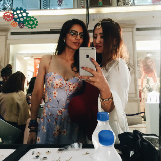 Fashion show mirror selfie two - ella guru free wallpaper for tablet