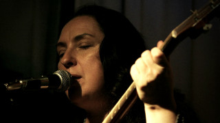 Woman guitar singing microphone dark - aileen eagleton free wallpaper