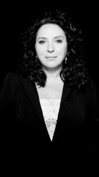 Adrienn henczné deák curly hair - head and shoulders portrait free wallpaper for mobile