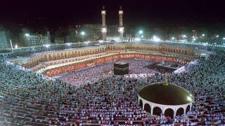 Crowd large building night lights - a large crowd of people free wallpaper for desktop