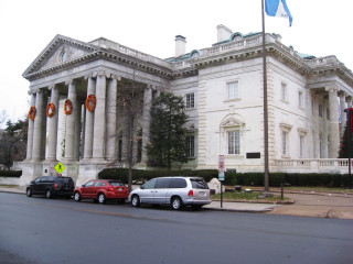 Large white building columns flagpole - wpa free wallpaper