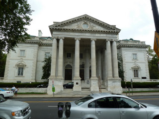 Car parked large building columns - the front of its free wallpaper for desktop