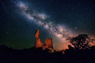 Night sky stars rock formation 5 - a night sky free wallpaper