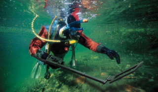 Man diving suit holding rope - aquirax uno free wallpaper