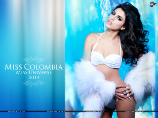 Woman white bikini fur coat 2 - a white bikini free wallpaper for desktop