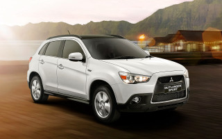 White car night mountain range - a house in the background free wallpaper