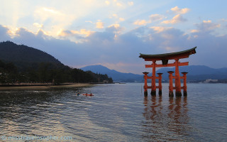 Large red tori floating water - water next free wallpaper