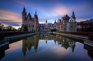 Castle pond dusk sky background - a pond in front free wallpaper