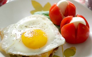 Fried egg tomatoes plate breakfast - a plate free wallpaper