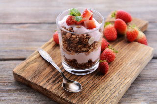 Strawberries yogurt dessert wooden board - a wooden board free wallpaper