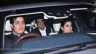 Man woman car backseat looking - a photocopy free wallpaper