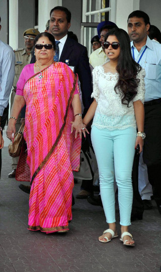 Woman pink sari man suit - behind her free wallpaper for mobile