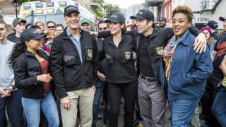 Group people crowd street corner - a street corner free wallpaper