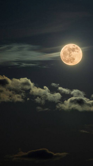 Full moon clouds dark sky - a full moon free wallpaper for mobile