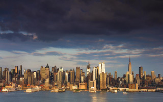 City skyline water cloudy boats 2 - a large body of water in front free wallpaper