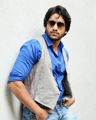 Man vest sunglasses leaning wall - his hip free wallpaper for mobile