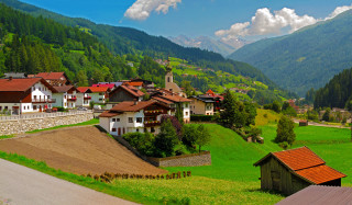 Mountain village road houses scenery - a village free wallpaper
