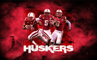 Huskies football players red background - a group of football players free wallpaper