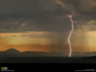 Lightning bolt mountains desert sky - dramatic lightning free wallpaper