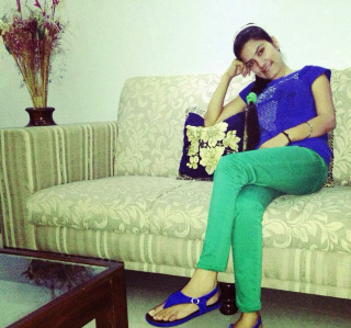 Woman couch feet pillow relaxing - her foot free wallpaper for tablet