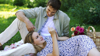 Man woman picnic blanket grass - romantic free wallpaper for desktop