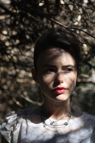 Woman red lipstick tree frisbee - a red lipstick free wallpaper for mobile