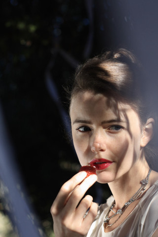 Woman necklace lipstick mirror smile - the mirror free wallpaper for mobile