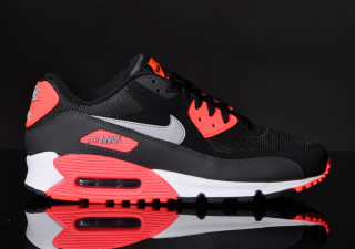 Nike air max reflection flames - a black surface free wallpaper for desktop