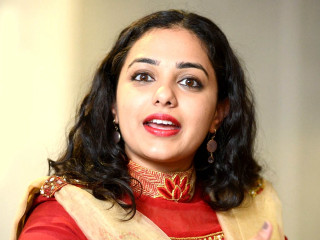 Woman red gold outfit cell - outfit holding free wallpaper