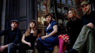 Group bench building clock sitting - a clock free wallpaper