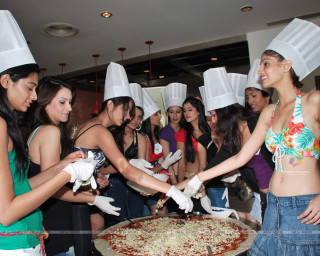Women chefs making pizza kitchen - a pan free wallpaper