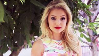 Woman blonde hair red lipstick 4 - a red lipstick free wallpaper for desktop