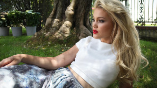 Woman sitting grass red lipstick - photoshoot free wallpaper