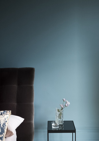 Small table vase flowers bed - colour free wallpaper for mobile