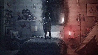 Girl standing bed dark room - the bed free wallpaper