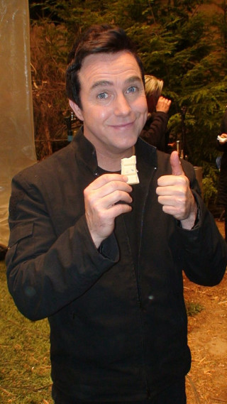 Man holding paper thumbs up - a thumb free wallpaper for mobile