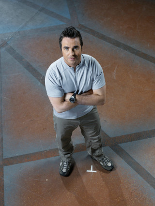 Man crossed arms tile floor - the wall free wallpaper for mobile