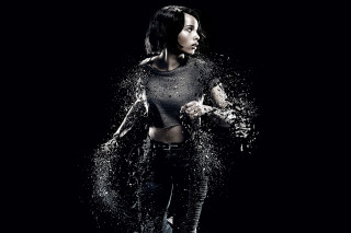 Woman black top splashing water - a black top free wallpaper for desktop