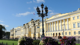 Yellow building flowers street light - a yellow building free wallpaper