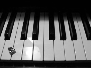 Black white apple piano keyboard - cinematic composition free wallpaper