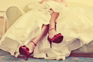Woman white dress red shoes - amy weber free wallpaper